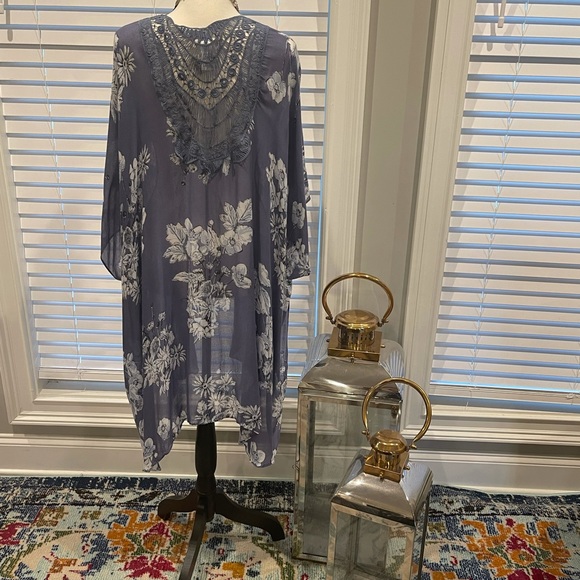 Beautiful Blue flowing floral kimono with crochet back - Picture 12 of 12